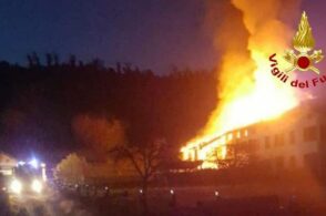 Casa divorata dalle fiamme: danni ingenti, fortunatamente nessun ferito