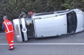 La macchina si ribalta, guidatrice miracolosamente illesa