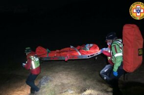 Sbatte la testa e perde i sensi: malore in baita per un giovane