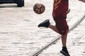 Bar chiusi? In 10 protestano giocando a calcio in piazza: denunciati