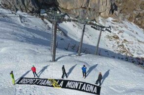 Flash mob in Marmolada: «Stop agli impianti di risalita, difendiamo la montagna»