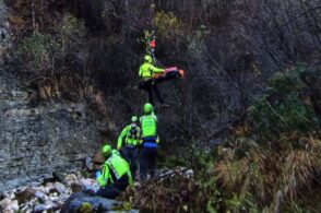 Donna dispersa, il Soccorso alpino la ritrova in una scarpata: salva