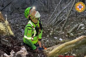 Precipita per 15 metri da una parete di roccia: grave un escursionista