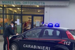 “Prelevava” dalla cassa del negozio: in un anno rubati 18mila euro. Dipendente denunciato