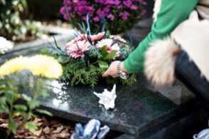 Una funeral planner e uno stilista dei morti raccontano il loro lavoro: ospiti di “Passi e trapassi”