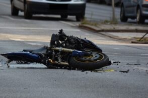 Sorpasso sbagliato, motociclista in ospedale con lesioni alle gambe