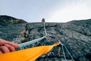 La corda si attorciglia durante l’arrampicata: muore a 44 anni