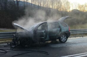 L’auto prende fuoco lungo la strada: alla guida un 85enne feltrino