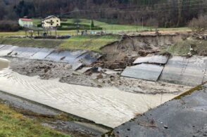 Piazza, chiesa, locali: acqua e fango ovunque a Puos. Voragine sul Cellina