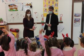 Doni e materiale didattico: il Comune porta il Natale nelle scuole