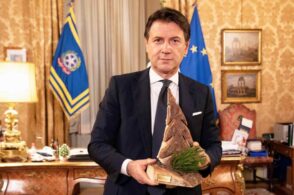 Alberello in legno: il dono bellunese al premier Giuseppe Conte