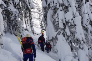 Nella neve per ripristinare le linee: gioco di squadra Enel-soccorritori