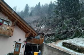 Smottamenti continui. E il materiale franato “entra” in casa