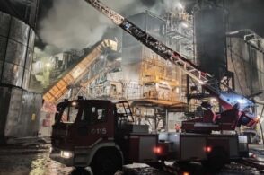 Maxi incendio nella zona industriale: brucia un silos pieno di cippato