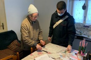 Anziana isolata: i Carabinieri le portano la pensione a casa