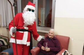 Doni agli anziani in casa di riposo: il Santo barbuto rinnova la tradizione