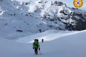 Fa fuoripista e rimane bloccato nella neve, sciatore salvato dal Soccorso alpino