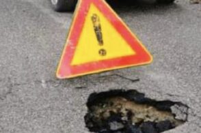 Voragine sull’asfalto: chiude la strada tra Tassei e Valmorel