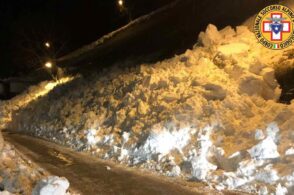 Valanga di neve invade la strada: nessuna persona coinvolta