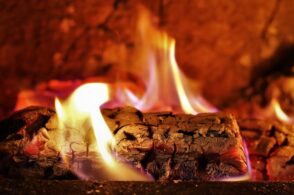 Dal fuoco ai regali nel camino: la leggenda del ceppo natalizio