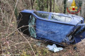 Auto fuori strada e giù per la scarpata: attimi di paura per il conducente