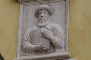 Arabista e bellunese: l’uomo col turbante scolpito sul palazzo del centro