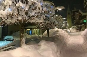 Oltre due metri di neve sulle Dolomiti: comincia la rimozione dai tetti