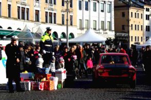 Befana del vigile in modalità ristretta. Ma la solidarietà non si ferma