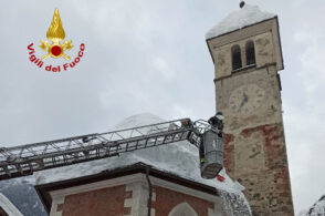 La vecchia chiesetta non teme la neve. Grazie ai pompieri