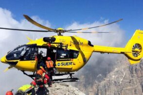 Il ginocchio cede lungo la strada del Monte Rite: arriva l’elicottero