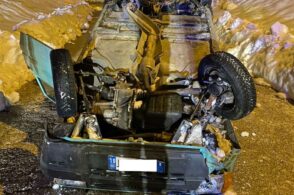 Perde il controllo, l’auto si ribalta: ferita la 22enne al volante