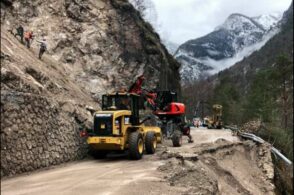 Strada chiusa per la frana, ma passano lo stesso: 2 sanzioni. Ira del sindaco