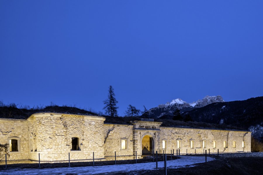 visione notturna del forte (foto di Giacomo De Donà, DolomitiContemporanee)
