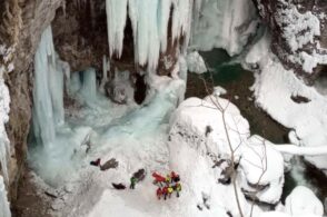Scala la cascata di ghiaccio e cade per 6 metri: ferito un 35enne