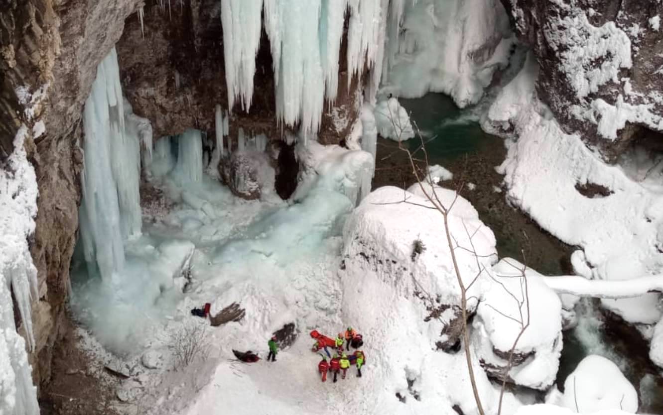 Scala la cascata di ghiaccio e cade per 6 metri: ferito un 35enne ...