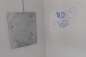Imbrattano la stazione di Polpet appena ritinteggiata: vandali in azione