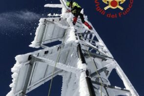 Via neve e ghiaccio dalle antenne. Pompieri in azione sulle Prealpi Bellunesi