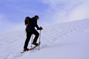 Neve, bianco e montagna: il magico regno delle “ciaspole”