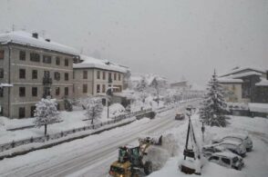 Fitta nevicata e primi problemi alla viabilità: chiusi i passi e la 51 a Cimabanche