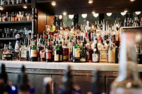 Servizio al banco nonostante il divieto: multa e chiusura per il bar