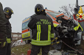 L’ambulanza si schianta: paziente e operatori soccorsi da pompieri e Suem