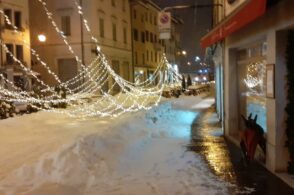 Luci a terra. La neve fa cadere le luminarie in centro storico
