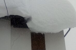 Allarme maltempo: la neve sui tetti ha superato il metro e mezzo di altezza