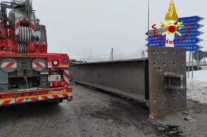 Camion perde il carico: due putrelle di ferro finiscono in rotonda
