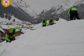 Lavoro incessante su strade e tetti. Entro venerdì la fine dell’emergenza