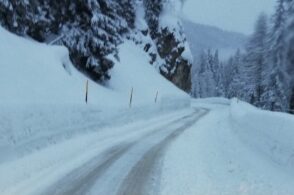 Abbonda la neve in quota: i passi dolomitici restano chiusi