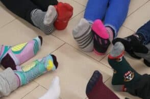 La “Giornata dei calzini spaiati”: «Diversi ma uguali»