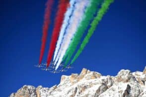 Il cielo di Cortina diventa tricolore: lo spettacolo delle Frecce