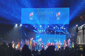 Inaugurazione innevata: la regina Cortina si mostra al mondo