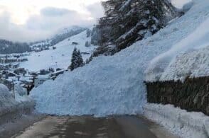 Valanga piomba in strada: «Pochi secondi prima era passata una donna»